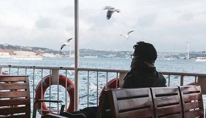 想啥呢？特尔获得绝佳单刀，踩单车后踢到门将身上，特尔斯特