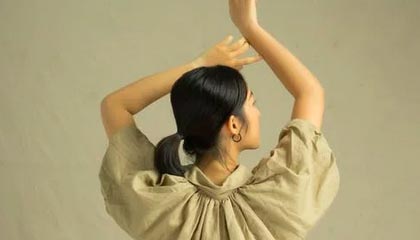 想啥呢？特尔获得绝佳单刀，踩单车后踢到门将身上，特尔斯特