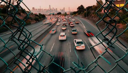 想啥呢？特尔获得绝佳单刀，踩单车后踢到门将身上，特尔斯特