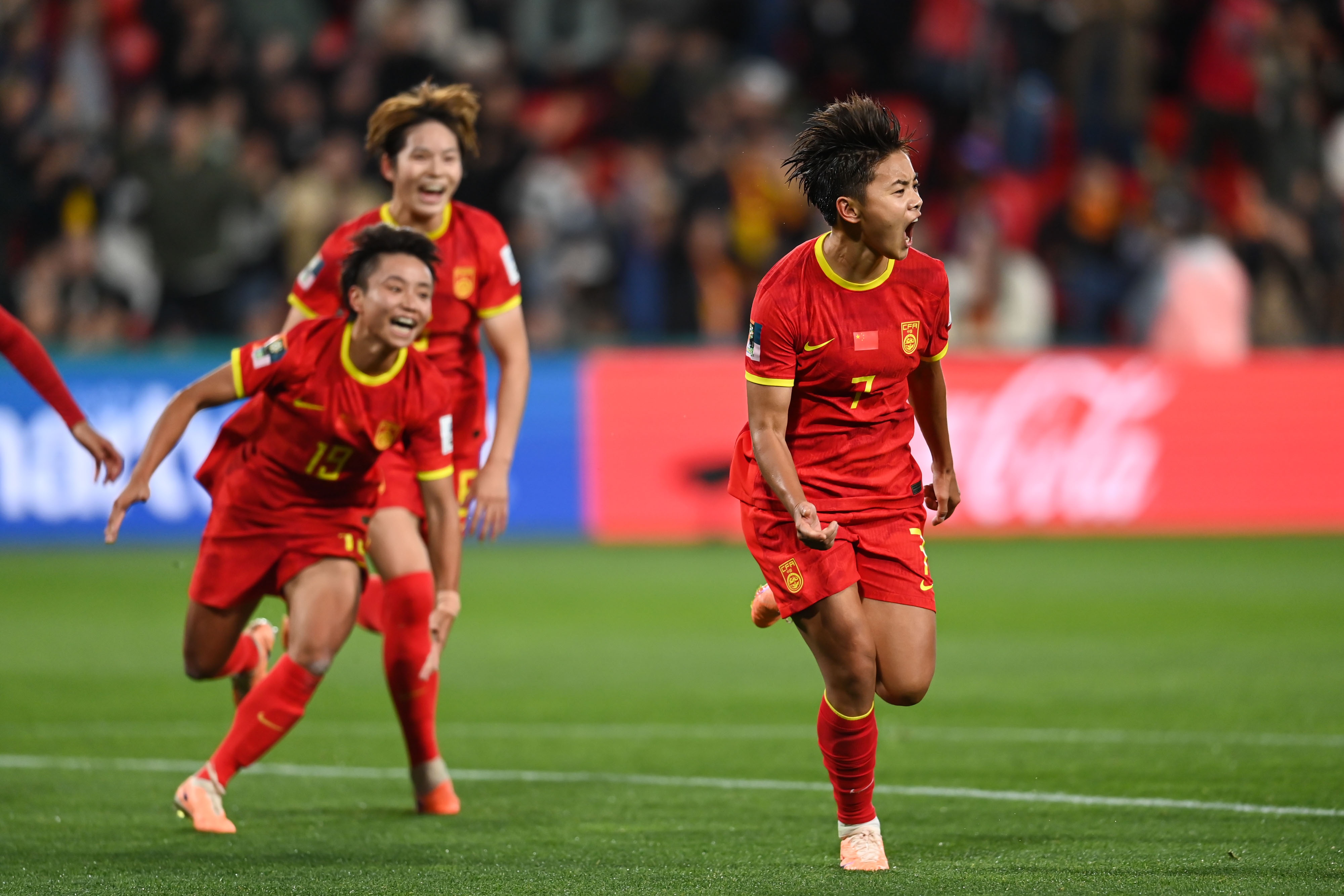 女足球运动员在国际比赛中勇敢奋斗